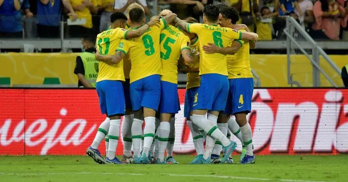 Com gol de Coutinho, seleção goleia Paraguai no Mineirão pelas