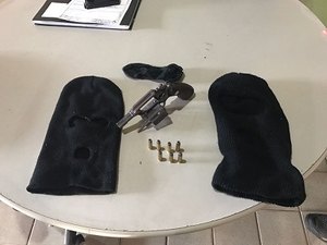PM intercepta ônibus coletivo, faz revista e prende dupla com revólver e balaclavas