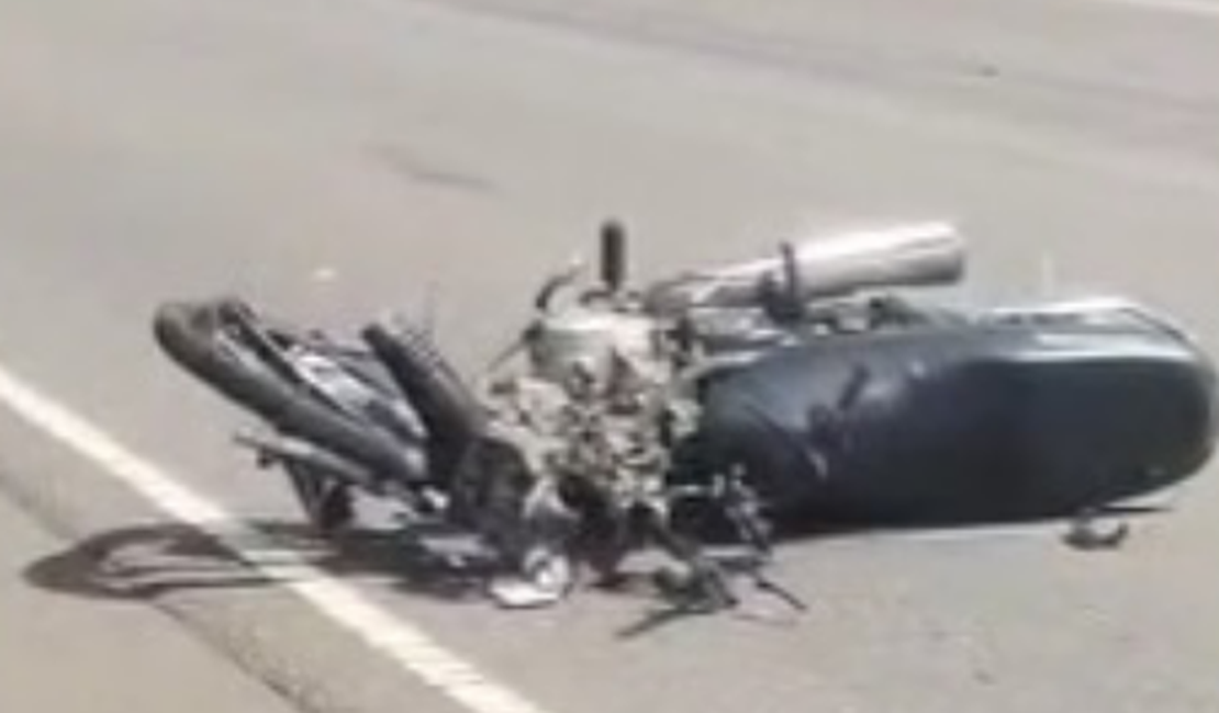 Motociclista fica ferido após colisão com carreta na AL-110, em São Sebastião