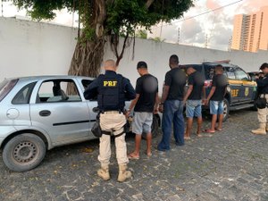 PRF prende quatro homens e recupera veículo roubado em Satuba