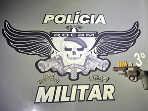Homem é espancado por clientes de lanchonete após deixar arma cair durante assalto no Jardim Esperança