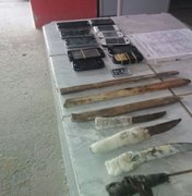 Agentes penitenciários realizam varredura e apreendem celulares e facas em presídio 