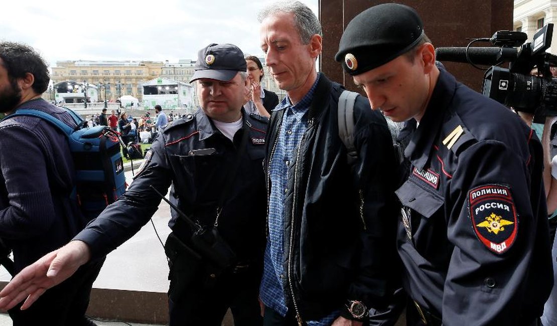 Ativista gay preso na Rússia no 1º dia de Copa de Mundo é libertado
