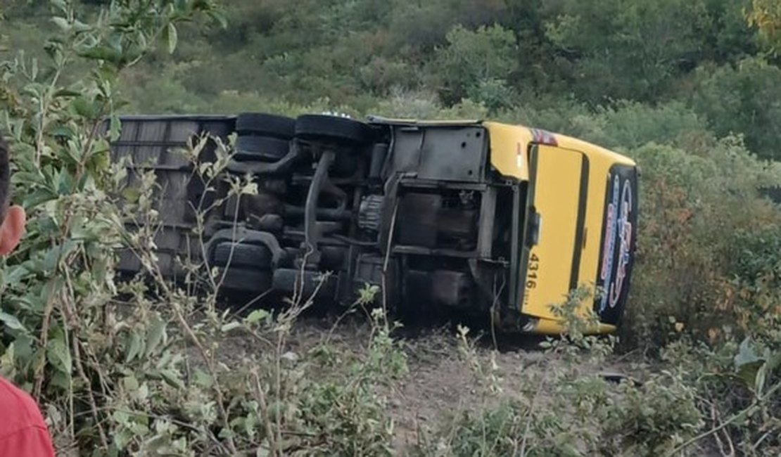 Ônibus com romeiros tomba e deixa mortos e feridos no Ceará
