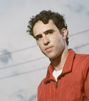 Zeca Veloso reúne Xande de Pilares, Dora Morelenbaum, os irmãos e o pai, Caetano, no álbum solo 'Boas novas'