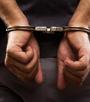 Jovem é preso após denúncia anônima com falcão, drogas e dinheiro em residência
