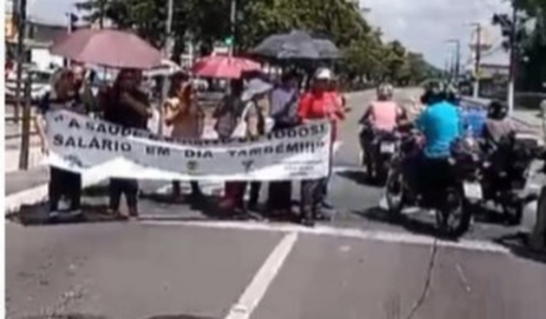 [Vídeo] Greve de trabalhadores dos Veredas continua e parte da Av. Fernandes Lima é bloqueada