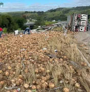 Motorista morre após caminhão capotar e carga de coco ser saqueada na BR-101