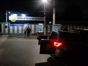 Homem é preso com pistolas e munições após denúncia no bairro Canafístula, em Arapiraca