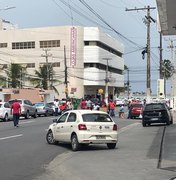 Rua Barão de Anadia é bloqueada durante protesto de taxistas no Centro