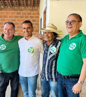 Em Santana do Mundaú, Edno Lino e Zé Lino recebem João Caldas antes da caminhada do 22