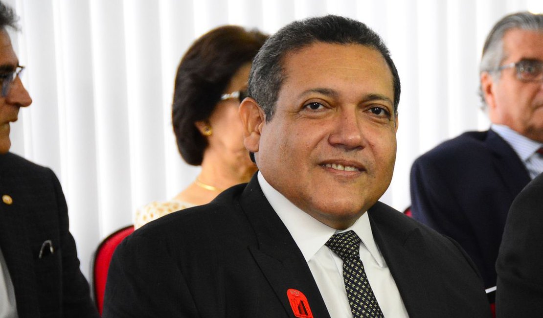 Ministro Nunes Marques libera celebrações religiosas presenciais