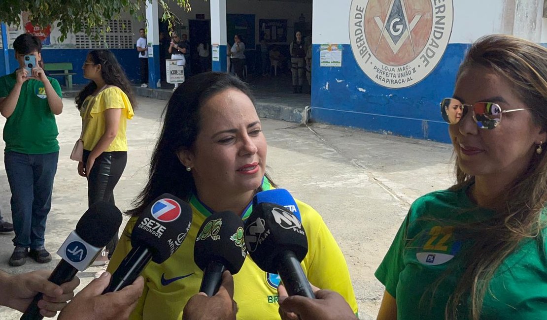 [Vídeo] Fabiana Pessoa comparece às urnas acompanhada de apoiadores políticos