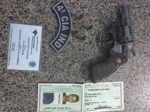 Homem em motocicleta tenta fugir da polícia e é detido com revólver e munições 