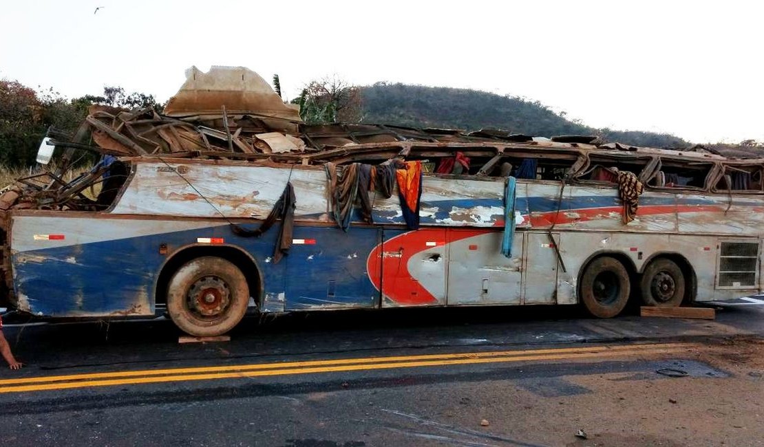 Ônibus que saiu de Arapiraca estava superlotado, diz delegada sobre acidente na BR-146