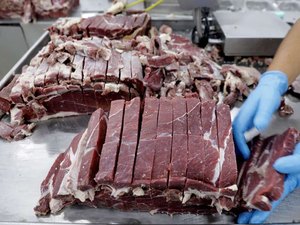 China suspende compra de mais um frigorífico brasileiro