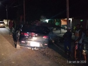 Motorista perde controle e colide em carro estacionado no acostamento