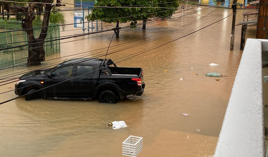 Rio Jitituba transborda e alaga ruas do município de Flexeiras