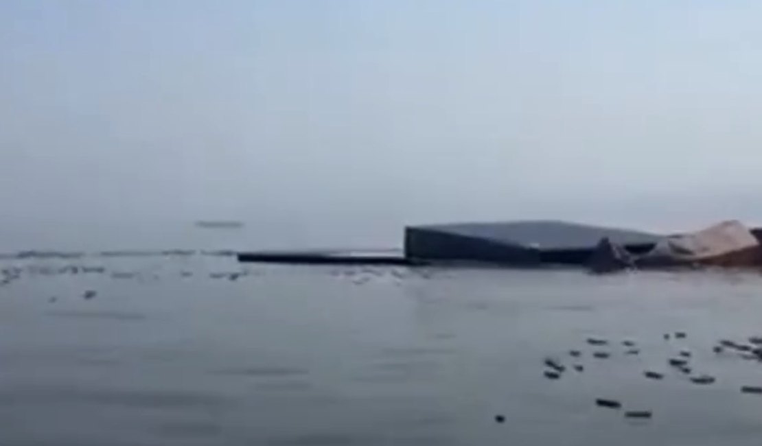 Caixas com iPhones e perfumes são encontradas à deriva após naufrágio de navio no Estreito de Ormuz