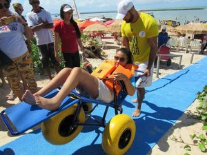 Deficientes poderão tomar banho de mar seguro no Praia Sem Barreiras