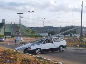 Motorista perde o controle de veículo e derruba poste próximo ao Planetário