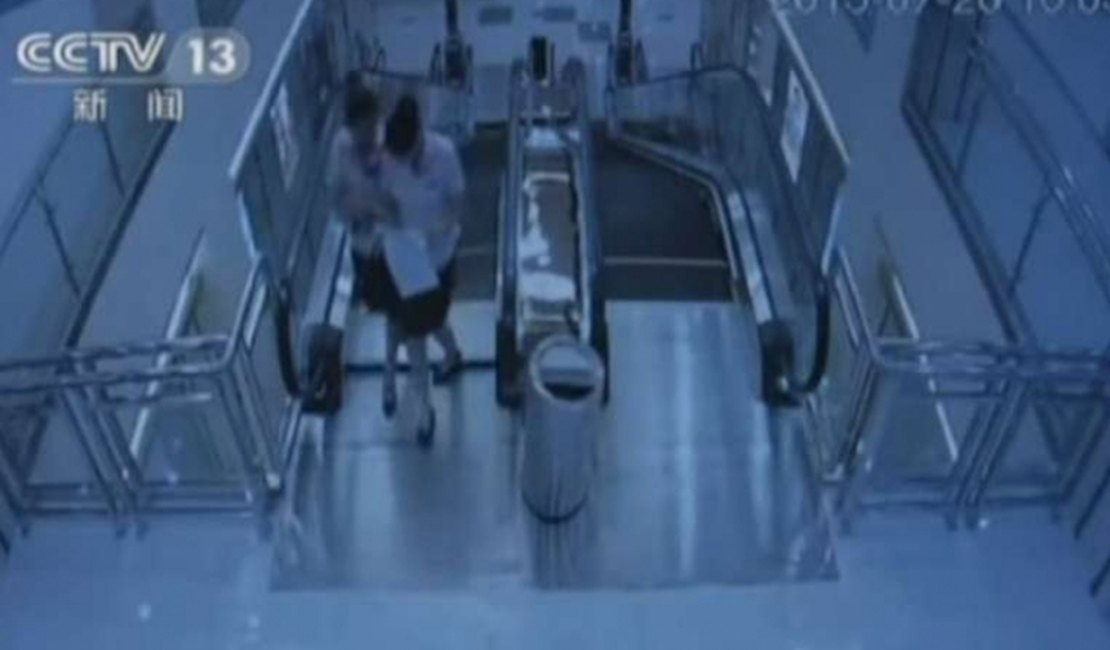 [VÍDEO] Câmera registra defeito em escada rolante minutos antes de morte de mulher