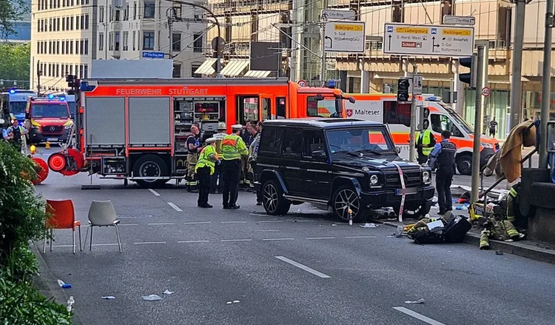 Carro atropela multidão na cidade alemã de Stuttgart e deixa vários feridos