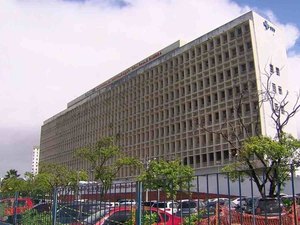 Mulher trans que teve parte do corpo queimado tem outro braço amputado