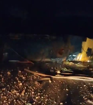 Caminhão tomba e bloqueia trânsito na AL-105 entre Cachoeira Meirim e São Luís do Quitunde