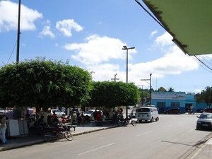 Homens invadem casa, fazem moradores reféns e roubam carro