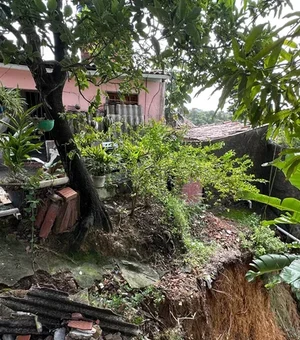 Chuva provoca deslizamento de terra e compromete estrutura de casa no São Jorge