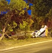 Carro capota e deixa cinco feridos na Avenida Durval de Góes Monteiro