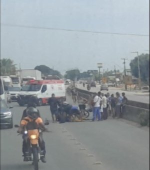 Colisão entre moto e bicicleta deixa dois feridos perto do viaduto da PRF