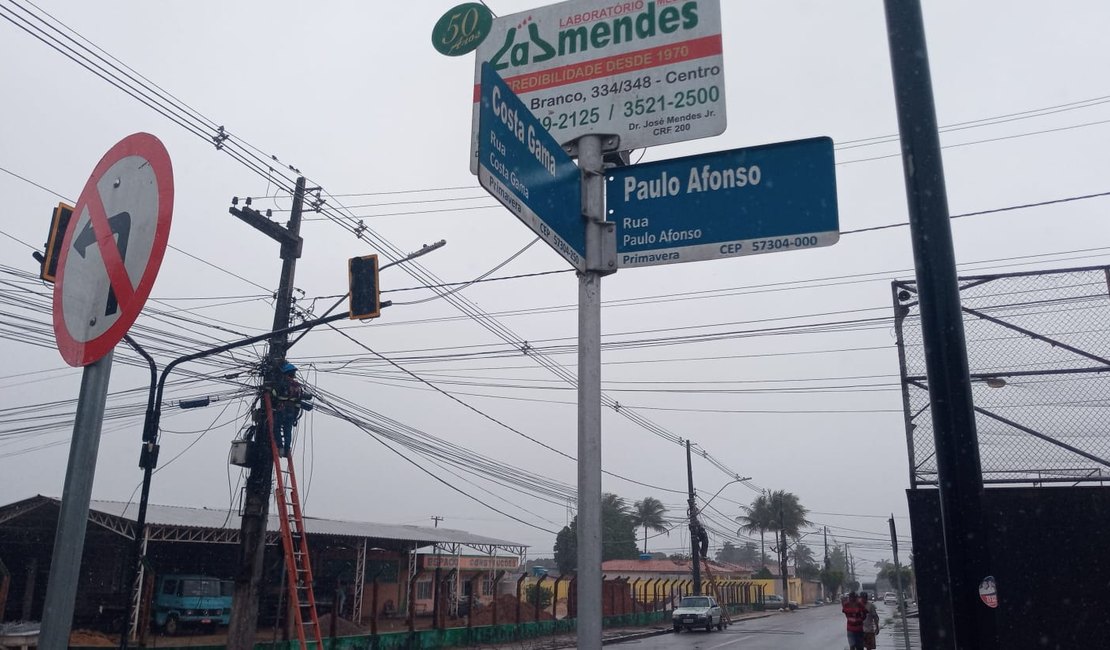 [Vídeo]Semáforos da Rua Paulo Afonso estão sem funcionar após incêndio em poste