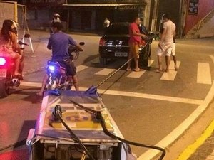[Vídeo] Sem perceber, motorista arrasta bomba de combustível no Jacintinho