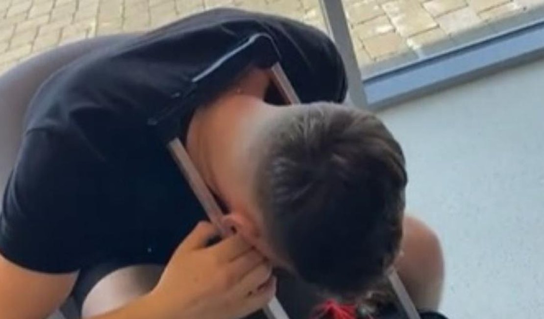 Jovem Irlandês fica com a cabeça presa em mala enquanto aguardava voo