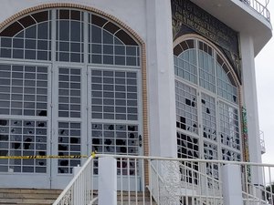 Homem quebra vidraças de igreja a tijoladas 