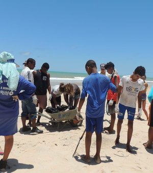 Mutirão de limpeza recolhe resíduos de petróleo em Jequiá da Praia