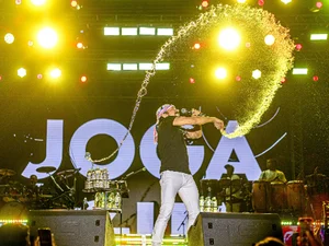 Bell Marques interrompe show em Palmeira dos Índios para comprar produtos de ambulante idosa