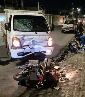 Colisão frontal entre carro e moto deixa mulher gravemente ferida em Arapiraca