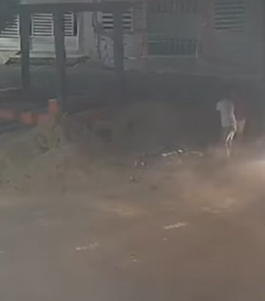 Vídeo flagra momento em que homem joga carro contra moto em que a ex estava no Sertão de AL