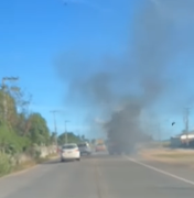 Caminhonete pega fogo e fica completamente destruída em São Sebastião
