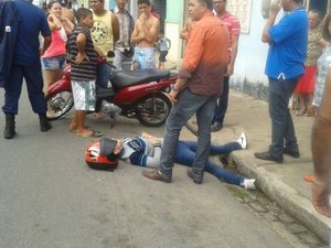 Carreta derruba fios telefônicos e fere motociclista em Arapiraca