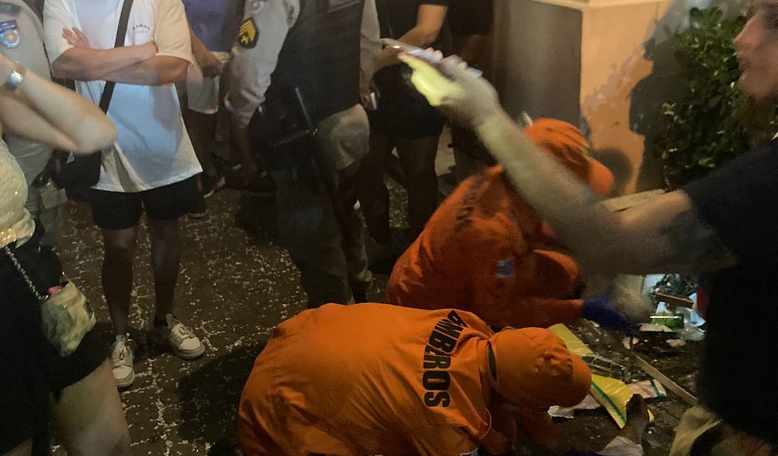 [Vídeo] Folião cai de poste e quebra tornozelo durante folia de rua em Maceió