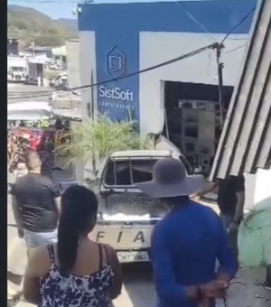 Falha nos freios faz veículo carregado de água atingir loja em Santana do Ipanema