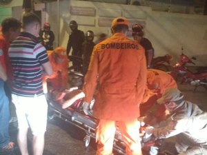Em alta velocidade, motociclista não consegue frear e sobe em canteiro