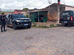 Traficante esconde 150 pinos de cocaína em cano de esgoto mas é preso em flagrante