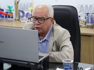 Durante entrevista em rádio, prefeito de Maragogi anuncia pagamento de 13º salário