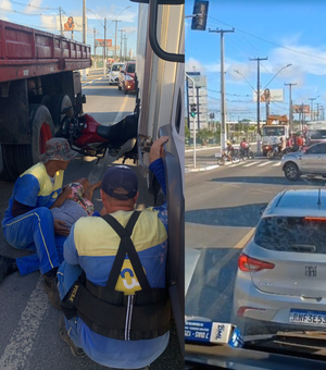 Moto fica presa entre dois caminhões após condutor se desequilibrar na Av. Menino Marcelo