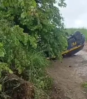 Viatura da PRF capota após derrapar em pista molhada na BR-101, em Teotônio Vilela